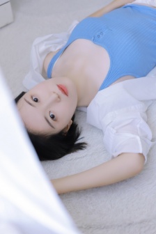 岳故意装睡让我挺进去观看